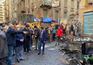 محافظ القاهرة يتفقد موقع حريق سوق التوفيقية