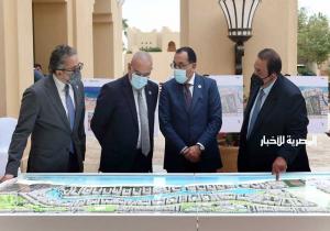 رئيس الوزراء يعقد اجتماعًا مع المستثمرين السياحيين لاستعراض المشروعات بمدينة العلمين الجديدة / صور