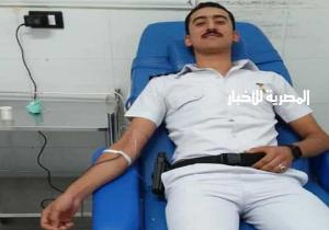 صورة ضابط يتبرع بالدم لسجين تثير ضجة على "السوشيال ميديا" بالدقهلية