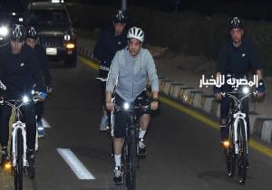 السيسي يتجول على دراجة هوائية في شرم الشيخ
