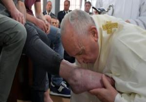 البابا فرنسيس يغسل أقدام سجناء فى طقس خميس العهد