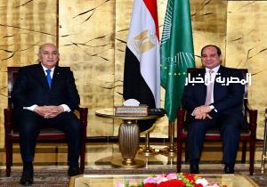 الرئيس السيسي يلتقى نظيره الجزائري ويؤكد موقف مصر الداعم للجزائر في مواجهة الإرهاب