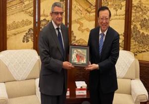رئيس جامعة بكين يستقبل سفير مصر بالصين للاحتفال بذكرى الكاتب نجيب محفوظ