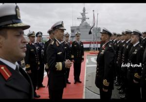 قائد القوات البحرية يرفع العلم المصري على الفرقاطة "القهار" إيذانًا بدخولها الخدمة