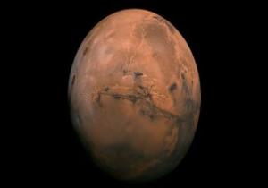 المريخ وأورانوس يقترنان اليوم فى ظاهرة فلكية ترى بالتلسكوب أو نظارة معظمة