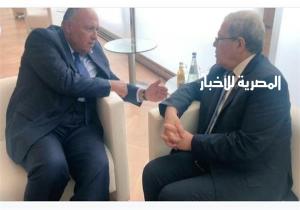 وزير الخارجية يبحث مع نظيره التونسي تعزيز العلاقات الثنائية بين البلدين