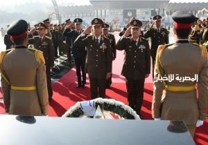 الرئيس السيسي ينيب وزير الدفاع لوضع إكليل الزهور على النصب التذكاري لشهداء القوات المسلحة / صور وفيديو