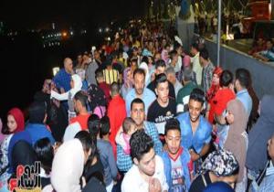 مئات المصريين يحتفلون بالعيد ليلاً على محور روض الفرج: تحيا مصر تحيا مصر