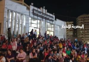 رئيس جامعة المنصورة يشاهد مباراة منتخب مصر وسط حشد طلابى