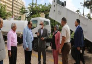 محافظ كفر الشيخ يوجه بتوزيع 13 سيارة كسح مياه ونقل قمامة على مجالس المدن