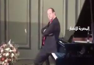 واقعة مستفزة لعازف يجلس على أغلى بيانو في مصر ووزارة الثقافة تتحرك