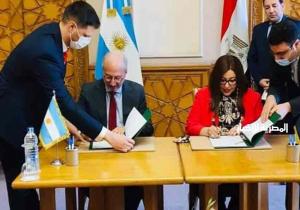 خطابات دبلوماسية متبادلة لإهداء الأرجنتين مليون جرعة من لقاح أسترازينيكا / صور