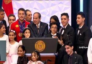 الرئيس السيسي يطلب من أطفال وشباب "قادرون باختلاف" الوقوف بجواره وهو يلقي كلمته