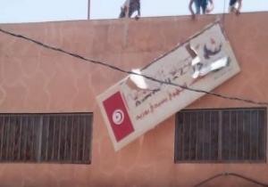 متظاهرون يقتحمون مقرات حركة النهضة فى تونس ويحرقون لافتاتها
