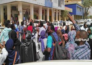 السودان يشكل محاكم طوارئ ويجري تعديلات في صفوف الجيش