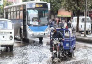"المرور" يناشد السائقين بتوخى الحذر أثناء القيادة بسبب هطول الأمطار