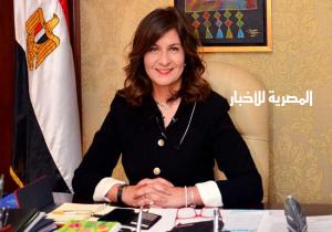 السفيرة نبيلة مكرم تتفقد جناح وزارة الهجرة في منتدى شباب العالم