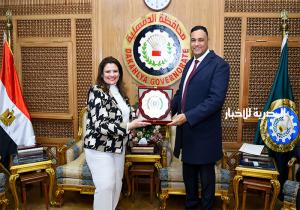 محافظ الدقهلية يهدي وزيرة الهجرة درع المحافظة تقديرًا لجهودها بالمبادرة الرئاسية "مراكب النجاة"