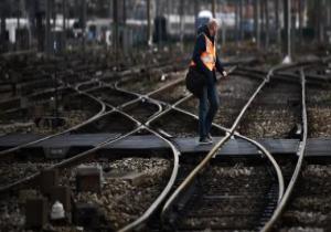 شلل بمحطات السكة الحديد بفرنسا رفضا لإصلاحات ماكرون وسط تظاهرات
