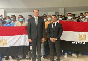 السفارة المصرية في طرابلس تنجح في إعادة 140 مصريًا عالقًا في ليبيا بطائرة مخصصة لهم / صور