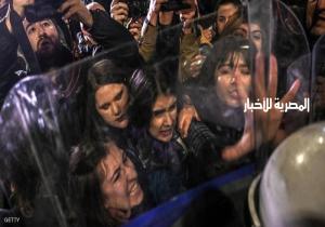 في يوم المرأة.. الشرطة التركية تهاجم النساء بالغاز والعنف