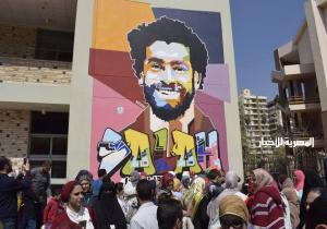 بالصور .. أطفال مستشفى المنصورة يرسمون جرافيتى لـ "محمد صلاح" : نحن فى إنتظارك