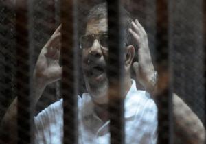 اول رد فعل من "مرسي" بعد تسليمه البدلة الحمراء