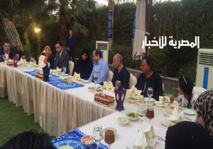 شاهد .. الرئيس السيسى يتناول الإفطار مع مجموعة من المواطنين فى مقر إقامته