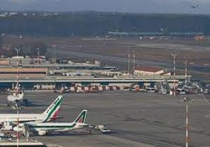 راكب مصري يغلق مطار في إيطاليا لمدة ساعة  "نط من الطيارة"..