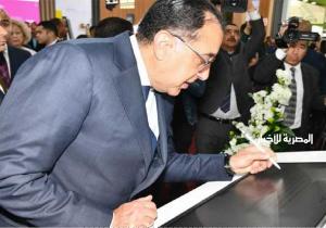 رئيس الوزراء يتفقد جناح الرقابة الإدارية خلال افتتاح معرض القاهرة الدولي للكتاب