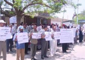 تظاهر بعض معلمي الاجر امام ديوان محافظة القليوبية مطالبين بالتثبيت ومساواتهم في الامتيازات   