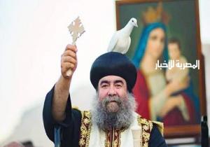 جدل في مصر بسبب حمامة بيضاء على كتف رجل دين قبطي