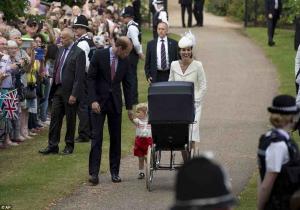 العائلة الملكة البريطانية تحتفل بتعميد الأميرة تشارلوت