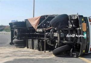 انقلاب سيارة نقل «تريلا» على طريق الإسكندرية الصحراوي