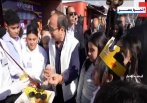 الرئيس السيسي يقدم الحلوى والمثلجات والهدايا لأبناء الشهداء خلال الاحتفال بعيد الفطر المبارك
