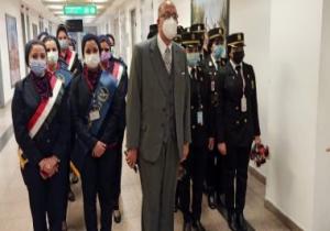 صوره.. مطار القاهرة يحتفل بعيد الشرطة بتوزيع الورود على رجال الداخلية والركاب