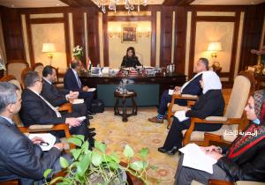 وزيرة الهجرة تجتمع مع اللجنة التنسيقية لمؤتمر "مصر تستطيع بالصناعة"
