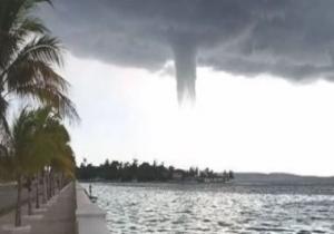 لقطات للحظة تجمع إعصار مائى نادر أمام ساحل كوبا