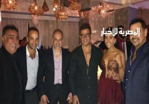 السخرية تنهال على عمرو دياب ودينا الشربيني بعد نشره صورة تجمعه بفريق فيلمه الجديد