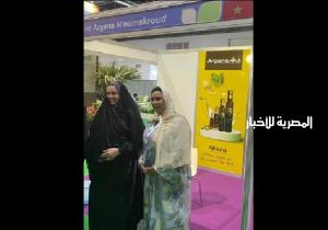 فاطمة محمد المحني رئيسة تعاونية أركانة نومسكروض بأغادير تُشرف المغرب في معرض البحرين الدولي للحدائق 2023.