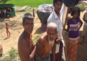 فقراء بنغلادش يمدون يد العون للاجئي الروهينغا