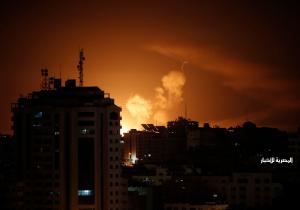 الطيران الحربي الإسرائيلي يستهدف مبنى الجمعية الخيرية جنوب غزة