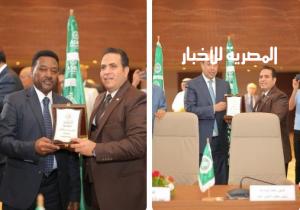 الاتحاد العربي للتنمية الاجتماعية يكرم الأمين العام المساعد لجامعة الدول العربية ومدير إدارة المنظمات والاتحادات