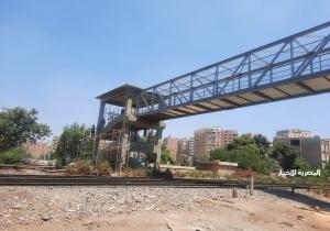 رئيس حي المعصرة بالقاهرة يشرف على فتح كوبري للمواطنين بمنطقة السكة الحديد بعد تطويره
