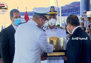 الرئيس السيسي يتسلم هدية تذكارية من رئيس أكاديمية الشرطة