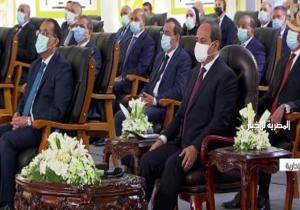 الرئيس السيسى يتسلم هدية تذكارية من كوادر مجمع الإصدارات المؤمنة