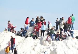 إقبال المواطنين على جبال الملح خلال عطلة نهاية الاسبوع ببورسعيد