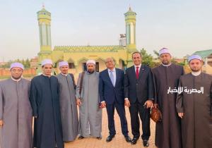 سفير مصر في واجادوجو يزور مقر فيدرالية الجمعيات الإسلامية ويلتقي خريجي الأزهر الشريف| صور