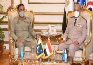 وزير الدفاع يلتقى رئيس هيئة الأركان المشتركة الباكستانية خلال زيارته لمصر