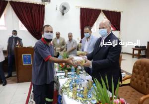 محافظ القاهرة يوزع هدايا العيد على عمال الورش الإنتاجية بالدراسة